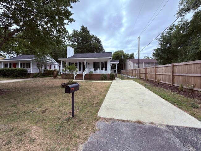 Building Photo - Move-In ready-Rosewood 3BR w/ Fenced Yard + Pet Friendly