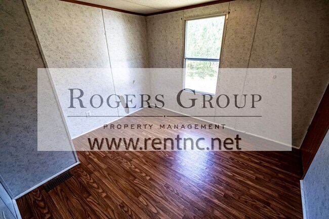 Building Photo - 105 Mark St