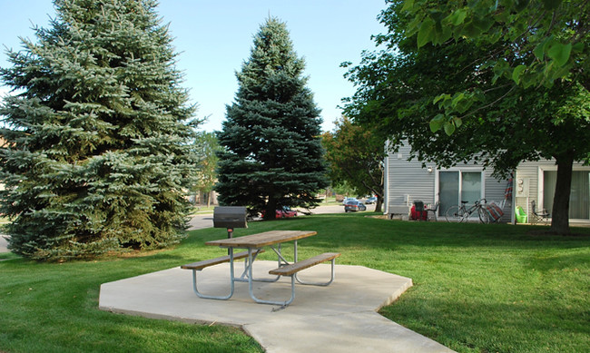 Building Photo - Baha Townhouses