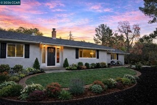 Building Photo - 8 Cherry Hills Ct