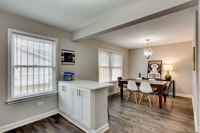 Building Photo - 226 S Hoyne Ave