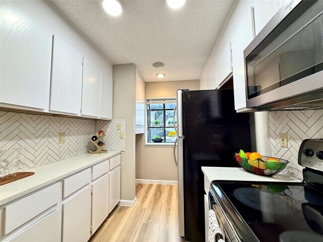 Building Photo - 7122 Wood Hollow Dr