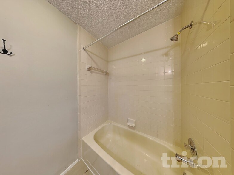Building Photo - 419 E Springtree Way