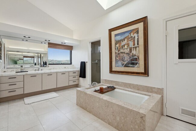 Building Photo - 4372 Park Vicente