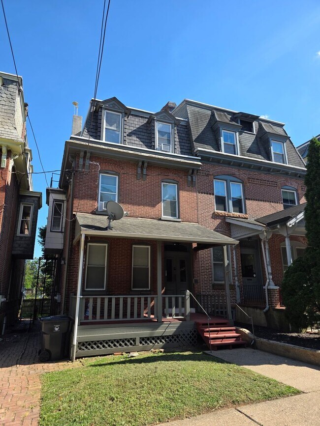 Building Photo - 1420 N Van Buren St