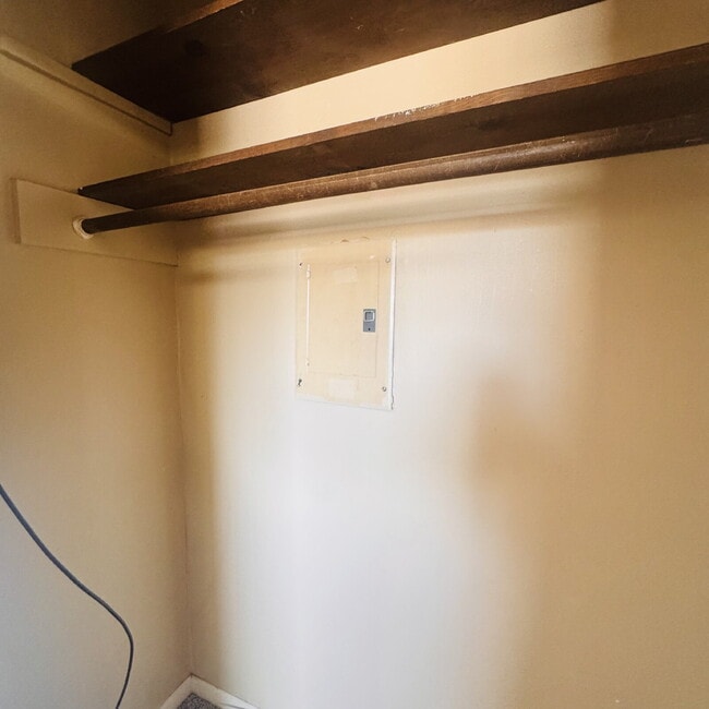 Building Photo - Spacious 3 Bedroom, 2.5 Bathroom Townhome in West End Beaumont