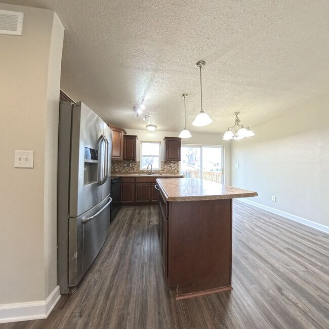 Building Photo - Charming 3 bedroom 2 bathroom home