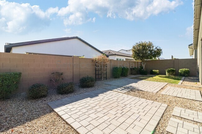 Building Photo - 17171 W Thousand Oaks St