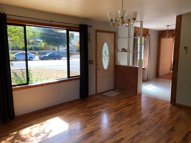 Building Photo - 2050