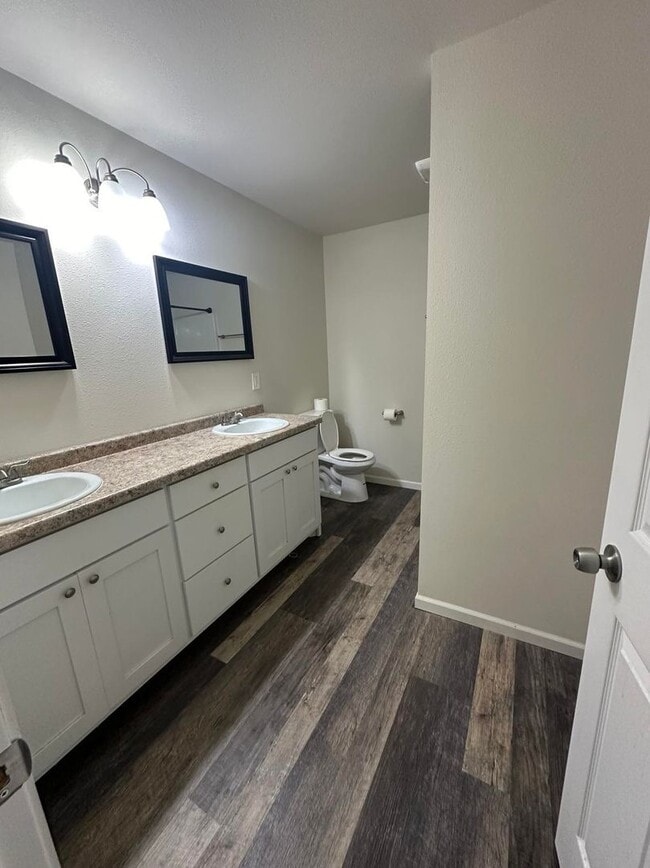 Building Photo - 3 Bedroom Duplex