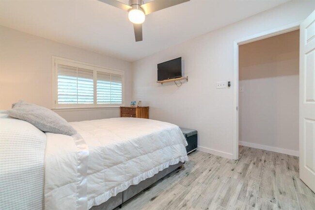 Building Photo - 1015 E Yager Ln