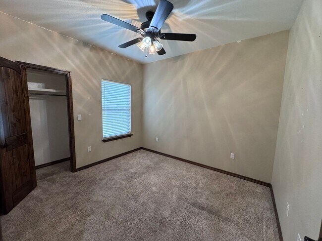 Building Photo - Beautiful 4 bed 2 bath home Available Now!
