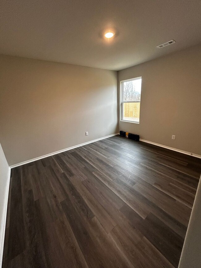 Building Photo - Brand Sparkling New 3 bedroom 2 bathroom h...