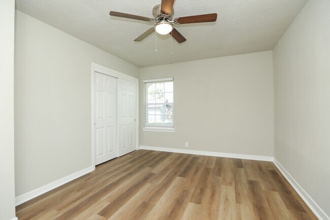 Building Photo - 631 Edgebrook Dr