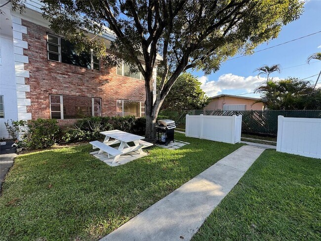 Building Photo - 310 S Cypress Rd