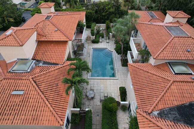 Building Photo - ** OLDE NAPLES ** 3 BED + DEN / 3 BATH - GARAGE - WALK TO BEACH & DOWNTOWN - SHORT TERM RENTAL