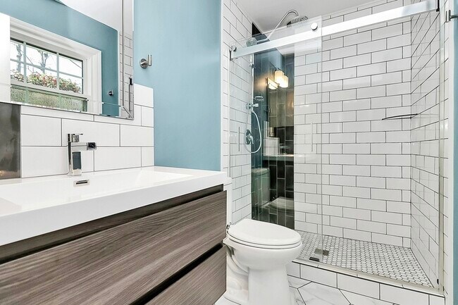 Building Photo - 1932 Stoneyridge Dr