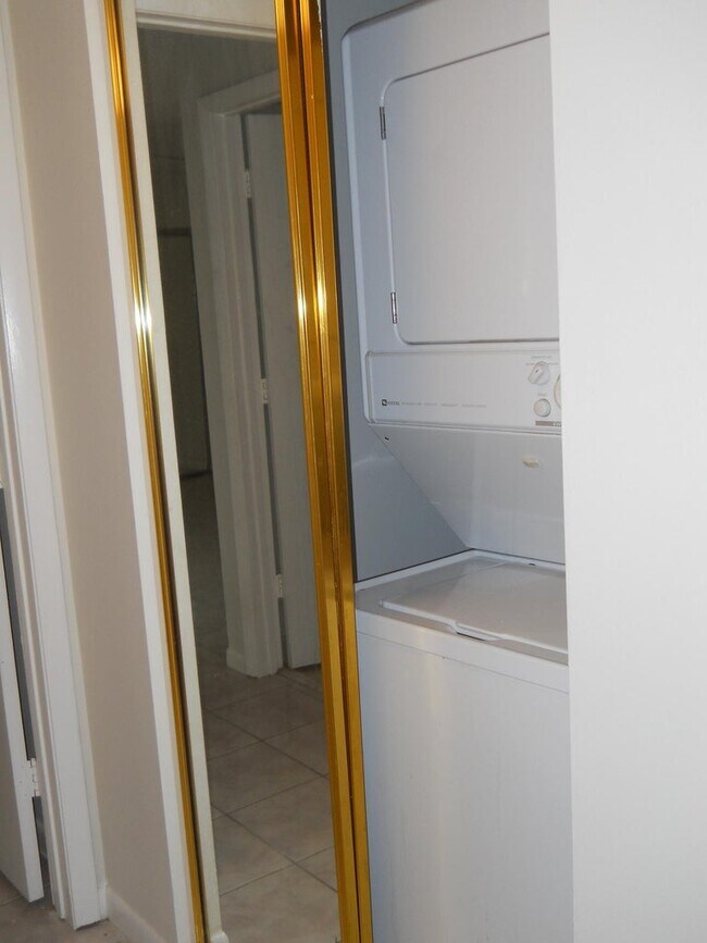 Building Photo - 3955 Village Dr