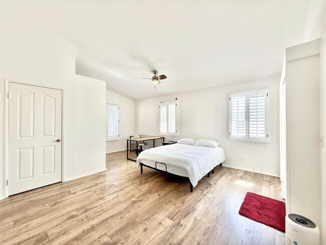 Building Photo - AVAILABLE NOW!! GORGEOUS 2 BEDROOM 2 BATHROOM Home in Palm Desert!