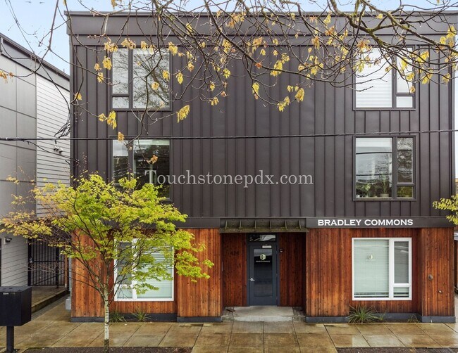 Building Photo - 2nd MONTH RENT FREE!- Contemporary 2 Bedroom, 1.5 Bathroom Apartment, Northeast Portland