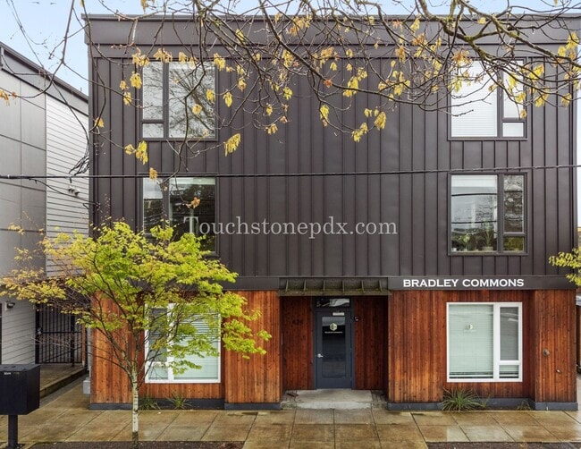 Building Photo - Contemporary 2 BD | 1.5 BA Apartment in The Heart of Northeast Portland