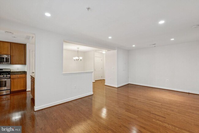 Building Photo - 4149 S Four Mile Run Dr