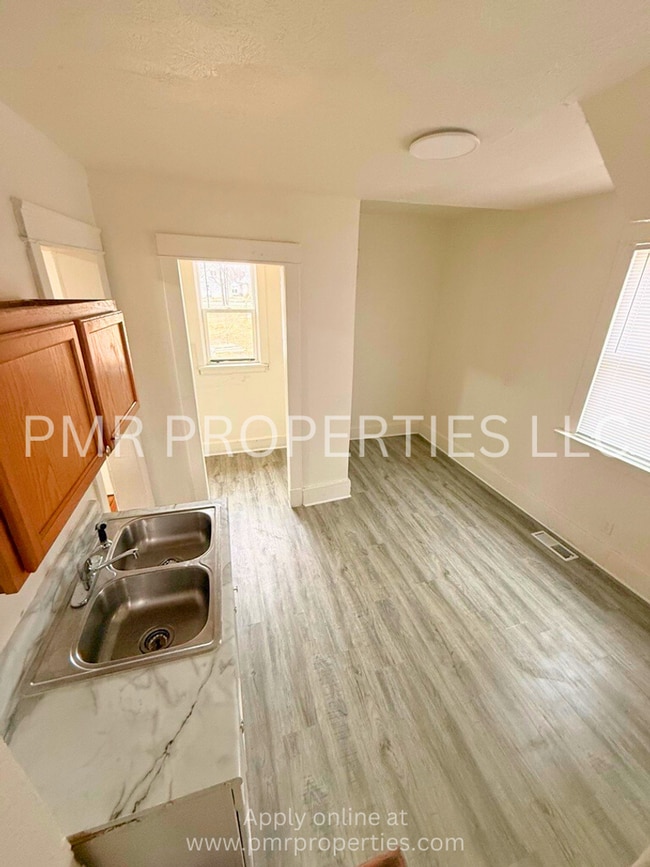 Building Photo - 3 Bedrooms / 1 Bathroom House