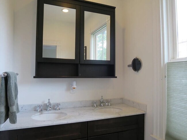 Building Photo - 19 Anson St