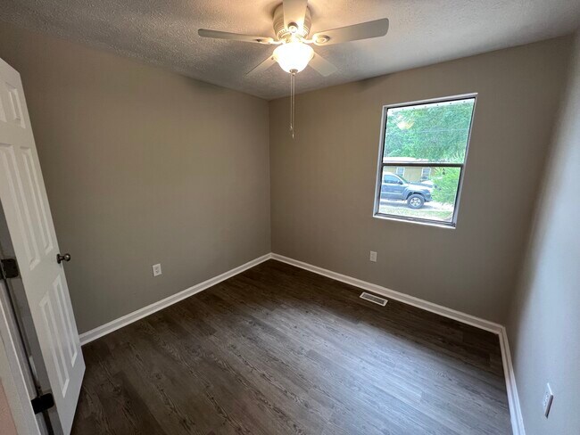 Building Photo - 724 Lanford Rd