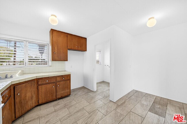 Building Photo - 304 E 95th St