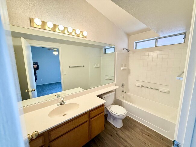 Building Photo - 3 bedroom, 2 bath home