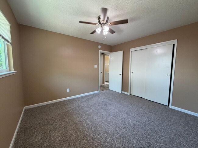 Building Photo - 5725 Woodleigh Dr