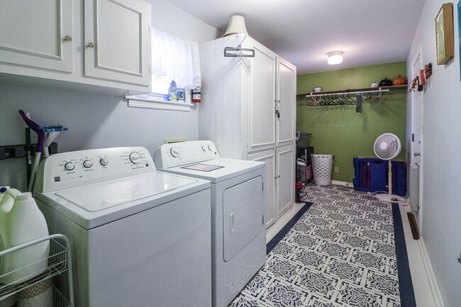 Building Photo - Nice Midtown Bungalow