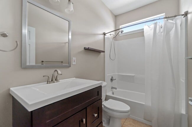 Building Photo - 4301 Hidden Lakes Dr