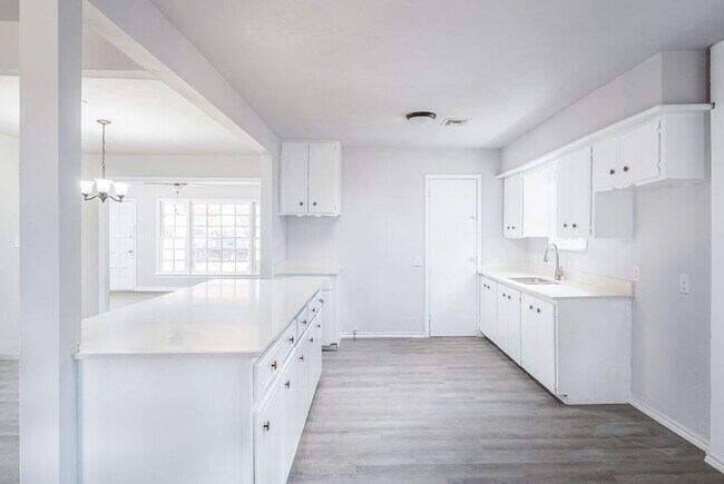 Building Photo - Charming home in the Heart of the Urban Core