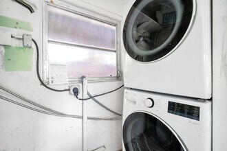 Building Photo - Beautiful home in quiet neighborhood