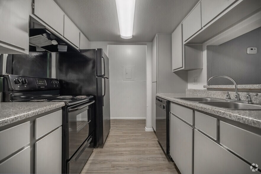 1BR, 1BA - 824SF - Kitchen - Brookfield