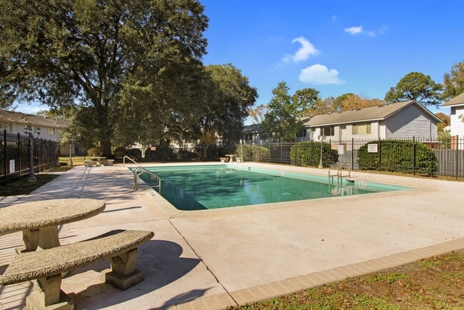 Building Photo - AVAILABLE NOW!  2 BED 2.5 BATH TOWNHOME