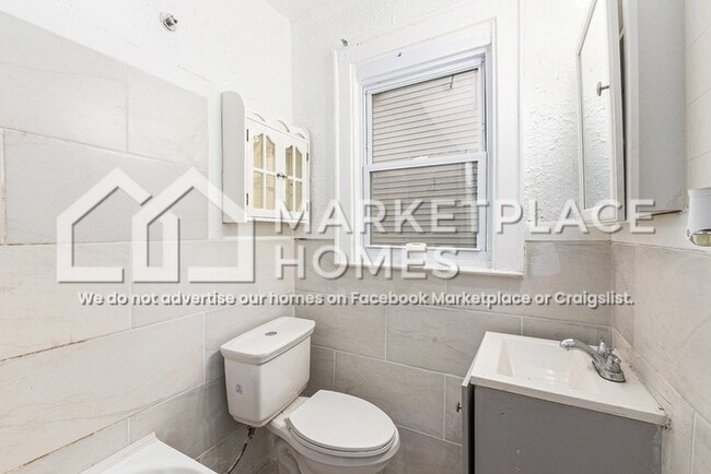 Building Photo - 6065 Plainview Ave