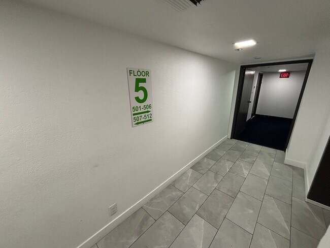 Building Photo - Stunning 2-Bed, 2-Bath High-Rise Residence...