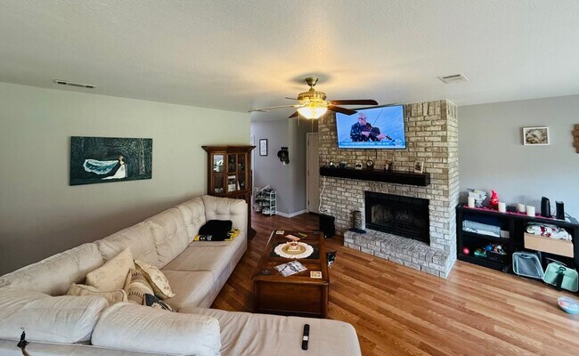 Building Photo - Beautiful 3-bedroom 2-bathroom house.