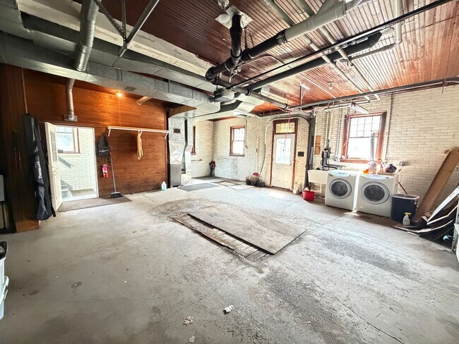 Building Photo - 2307 1/2 E Superior St