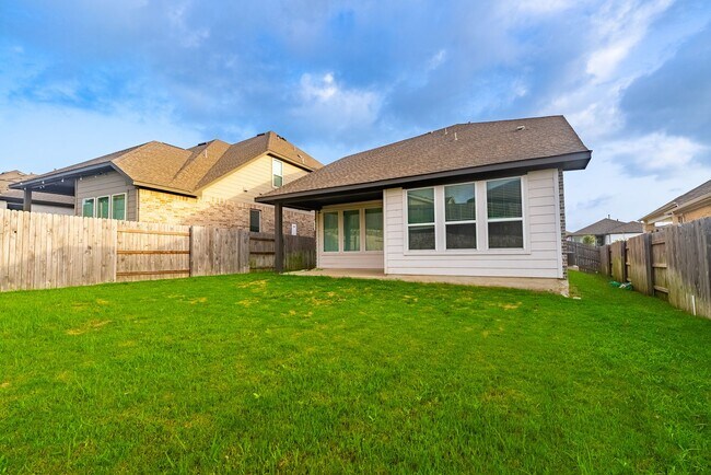 Building Photo - Spacious Buda Beauty Offering Open-Concept Living and Flexible Space for Every Lifestyle!