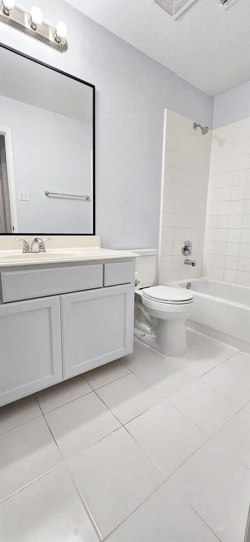Building Photo - Spacious 2,324 Sqft 4-Bedroom Home with Gr...