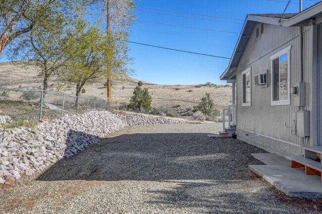 Building Photo - 2 Bedroom, 1 Bath Home For Rent in Diamond Valley!