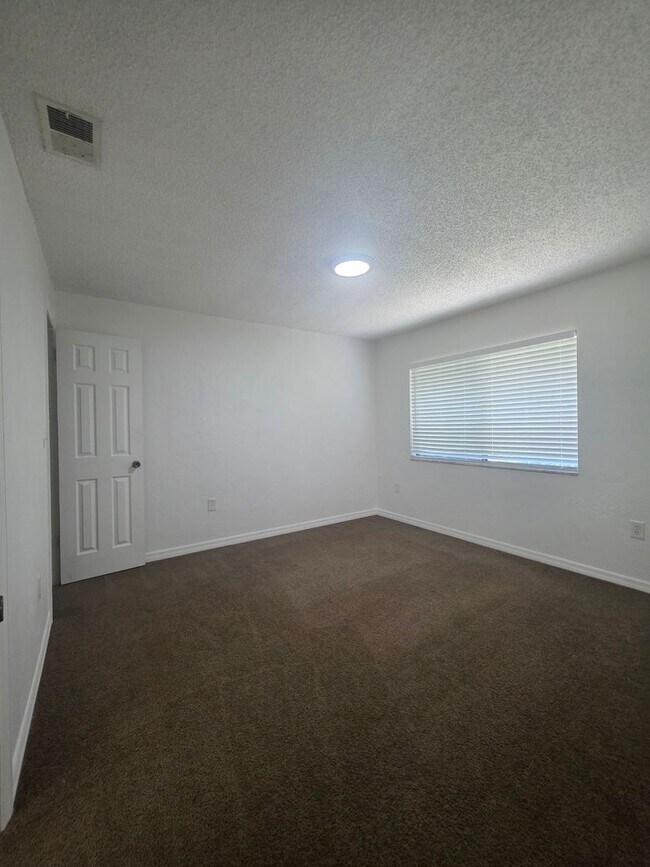 Building Photo - 2 Bedroom 2 Bath Apartment Home *** Limite...