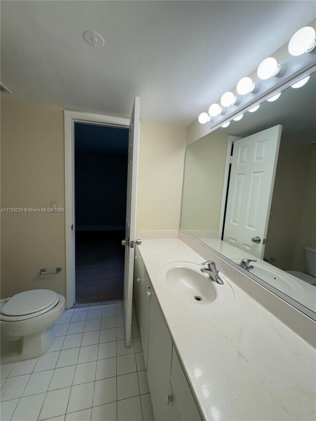 Building Photo - 4215 N University Dr