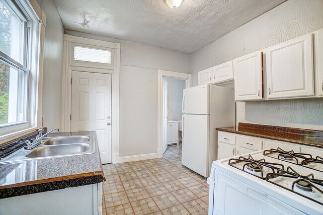 Building Photo - 870 Rockdale Ave