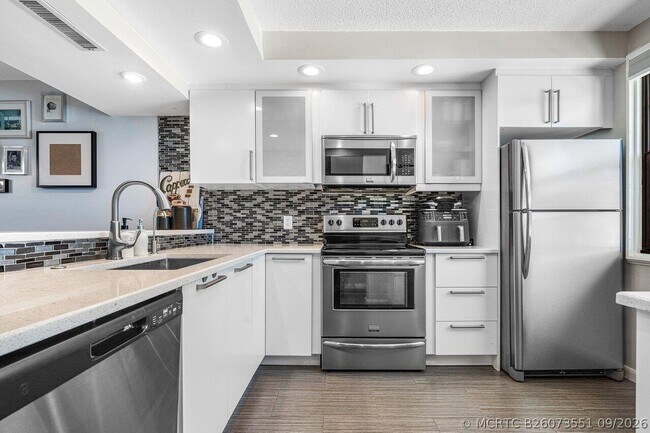 Building Photo - 6121 Balboa Cir
