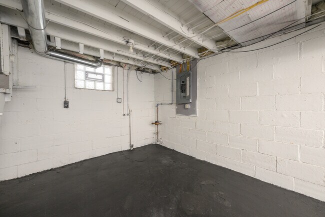 Building Photo - 1303 Rowland Ave NE